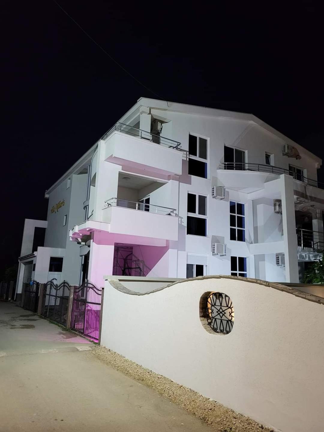 Apartmani Vila Milaris Ulcinj Exterior foto