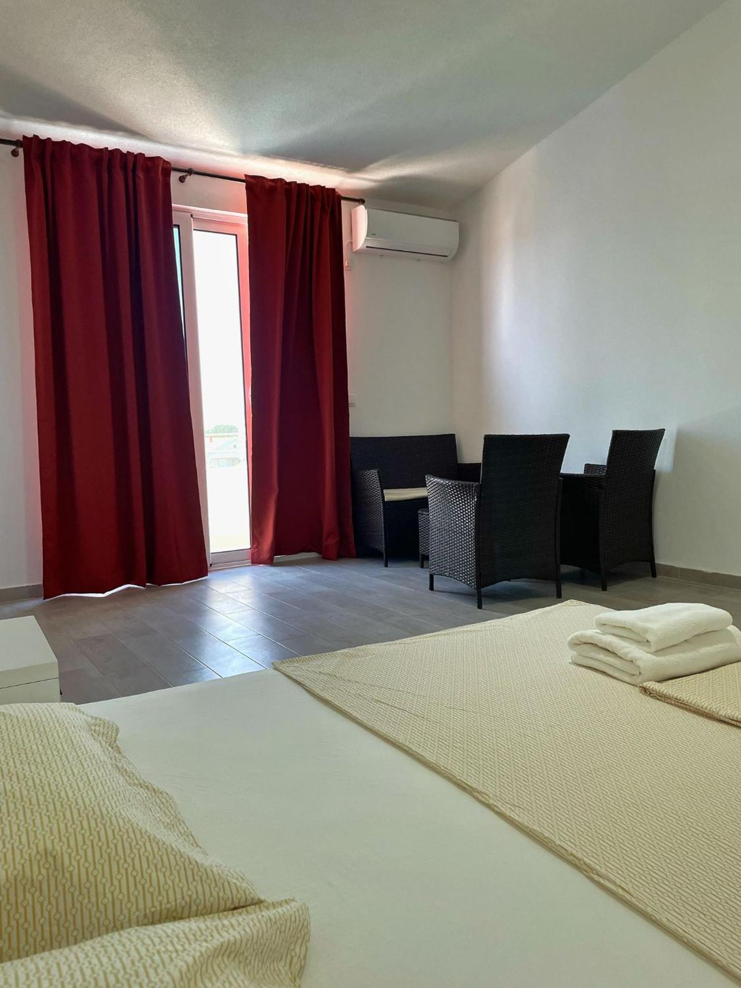 Apartmani Vila Milaris Ulcinj Exterior foto